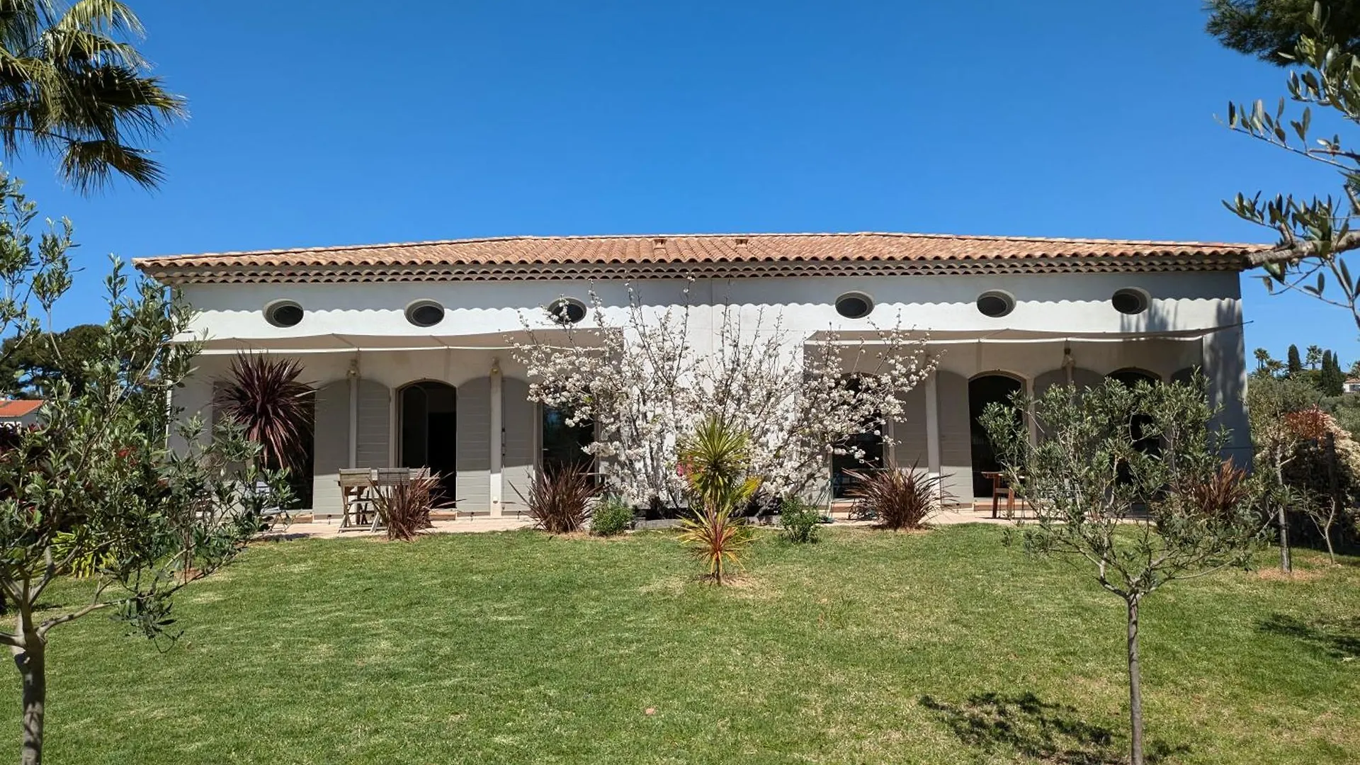 Maison neuve + piscine dans parc arboré proche mer Sanary-sur-Mer